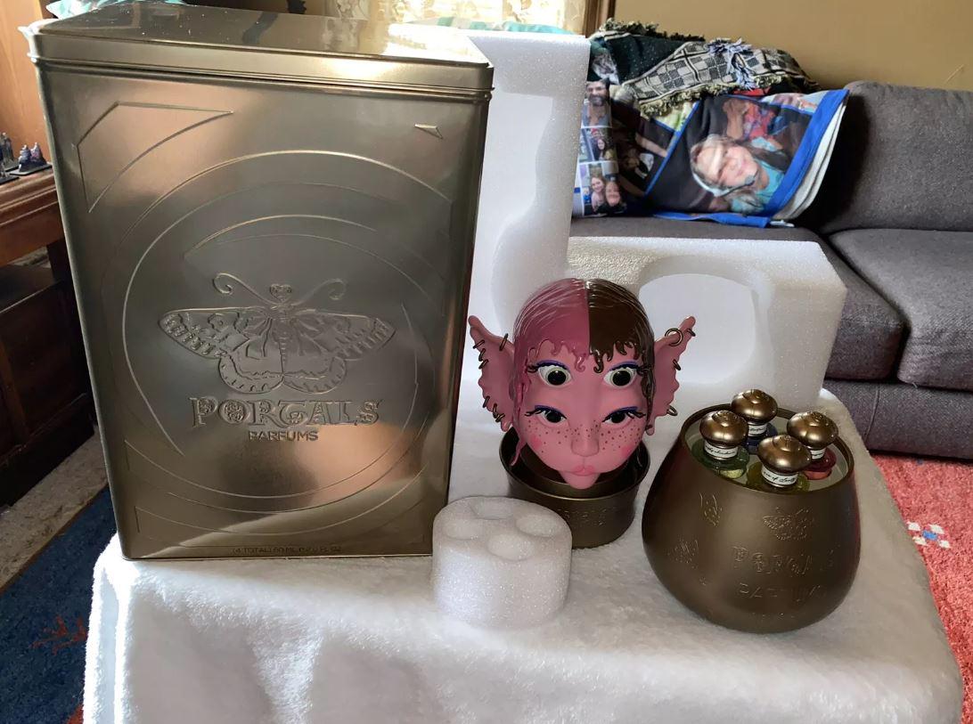 Melanie Martinez Portals Parfume Perfume Collector Set + X4 15Ml Vials Ready To Ship Melanie Martinez Portals Parfume Perfume Collector Set + X4 15Ml Vials Ready To Ship von TAHARAMI