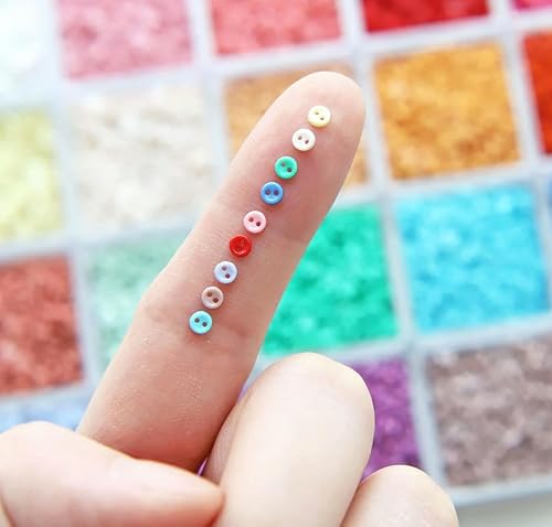 TAMUNI 100 Stück 3 mm kleine 2-Loch-Knöpfe aus Kunstharz, Knöpfe für Mikro-Puppenkleidung, Mini-Bastelbedarf für Miniaturprojekte von TAMUNI