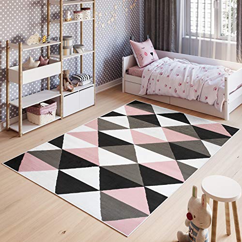 TAPISO Pinky Teppich Kurzflor Kinderteppich Kinderzimmer Rosa Weiß Schwarz Modern Geometrisch Dreieck Spielteppich ÖKOTEX 140 x 200 cm von TAPISO