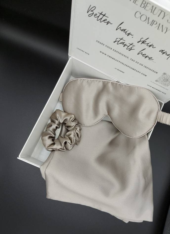 The Beauty Sleep Company Mulberry Seide Kissenbezug, Scrunchie, Eyemask 22 Momme Grau von THEBEAUTYSLEEPCOMP