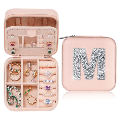 TINGN Kleine Schmuckschatulle mit Anfangsbuchstaben M und Zirkon Initiale Schmuckkästchen Travel Organizer Box Geschenke für Damen Mädchen Geschenke für Weihnachten Geburtstage Hochzeit Brautjungfer TINGN Kleine Schmuckschatulle mit Anfangsbuchstaben M und Zirkon Initiale Schmuckkästchen Travel Organizer Box Geschenke für Damen Mädchen Geschenke für Weihnachten Geburtstage Hochzeit Brautjungfer von TINGN