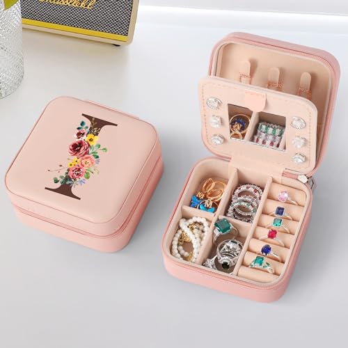 TINGN Personalisierte Initiale Schmuckschatulle Reise Schmuckkästchen mit Namen I und Blume Schmuckkästchen Kleine Schmuckkästchen für Damen Mädchen Geschenk für Geburtstage, Weihnachten, Muttertag TINGN Personalisierte Initiale Schmuckschatulle Reise Schmuckkästchen mit Namen I und Blume Schmuckkästchen Kleine Schmuckkästchen für Damen Mädchen Geschenk für Geburtstage, Weihnachten, Muttertag von TINGN