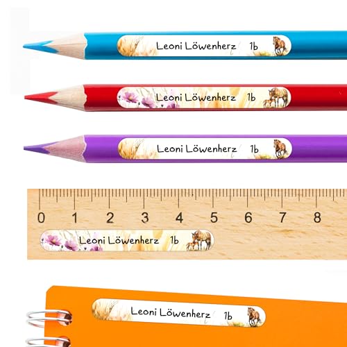 TOBJA Namensaufkleber Kinder Schule personalisiert | 34-36 wasserfeste Sticker mit Namen für Hefte & Kita | Permanent haftend | Süße Designs für Mädchen & Jungen (Pferd Stifte) von TOBJA