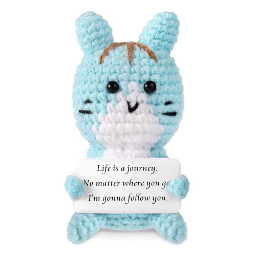 TOYMIS Lustige Positive Katze, 9cm Süße Gestrickte Katzenpuppe mit Inspirierender Karte Kreativ Positive Kartoffeln Positive Häkelpuppe Glücksgeschenk für Plüsch Geburtstagsfeier Ermutigung (Blau) TOYMIS Lustige Positive Katze, 9cm Süße Gestrickte Katzenpuppe mit Inspirierender Karte Kreativ Positive Kartoffeln Positive Häkelpuppe Glücksgeschenk für Plüsch Geburtstagsfeier Ermutigung (Blau) von TOYMIS
