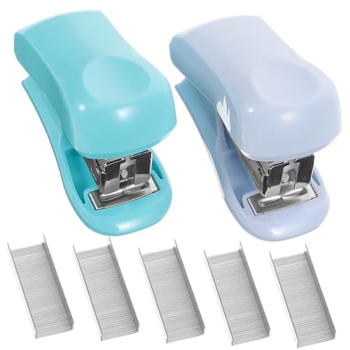 TOYZFRIENDY 2 Sätze Teiliges Mini Heftgeräte für Schreibtisch Handliche Bürohefter in Blau und Grün Kompakte Robuste Heftklammer tacker für Schule und Büro Praktische Desktop heftgeräte mit TOYZFRIENDY 2 Sätze Teiliges Mini Heftgeräte für Schreibtisch Handliche Bürohefter in Blau und Grün Kompakte Robuste Heftklammer tacker für Schule und Büro Praktische Desktop heftgeräte mit von TOYZFRIENDY