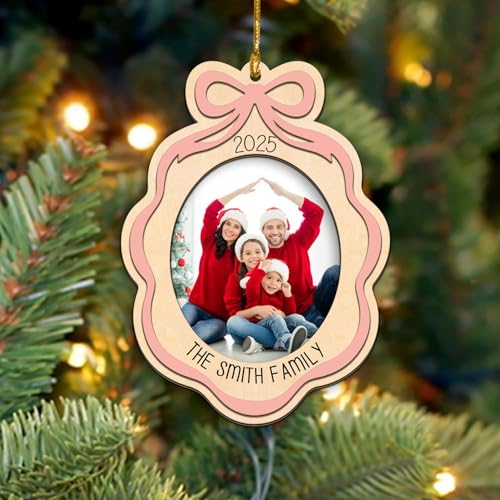 DIY Familien-Bilderrahmen, Weihnachtsdekoration 2025, passend für 6,3 x 7,6 cm große Fotos, Holz-Bilderrahmen, rosa Schleife, Weihnachtsbaumschmuck, Dekoration, Auto-Charm von TRUMPETIC