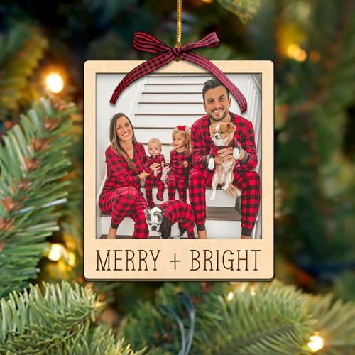 Merry & Bright Familien-Bilderrahmen, Weihnachtsdekoration 2025, passend für 7,6 x 7,6 cm große Fotos, Holz-Bilderrahmen, Weihnachtsbaumschmuck, Auto-Charm, Geschenk für Familienmitglieder, Geschenk Merry & Bright Familien-Bilderrahmen, Weihnachtsdekoration 2025, passend für 7,6 x 7,6 cm große Fotos, Holz-Bilderrahmen, Weihnachtsbaumschmuck, Auto-Charm, Geschenk für Familienmitglieder, Geschenk von TRUMPETIC