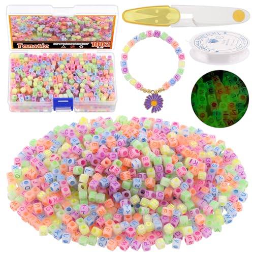 Tanstic 1002 Stück Glow Letter Beads Kit, 6 x 6mm Quadrat Acryl Alphabet Perlen Glow in The Dark, A-Z Cube Letter Bead mit Schere, Crystal String für Armbänder Halsketten machen Tanstic 1002 Stück Glow Letter Beads Kit, 6 x 6mm Quadrat Acryl Alphabet Perlen Glow in The Dark, A-Z Cube Letter Bead mit Schere, Crystal String für Armbänder Halsketten machen von Tanstic