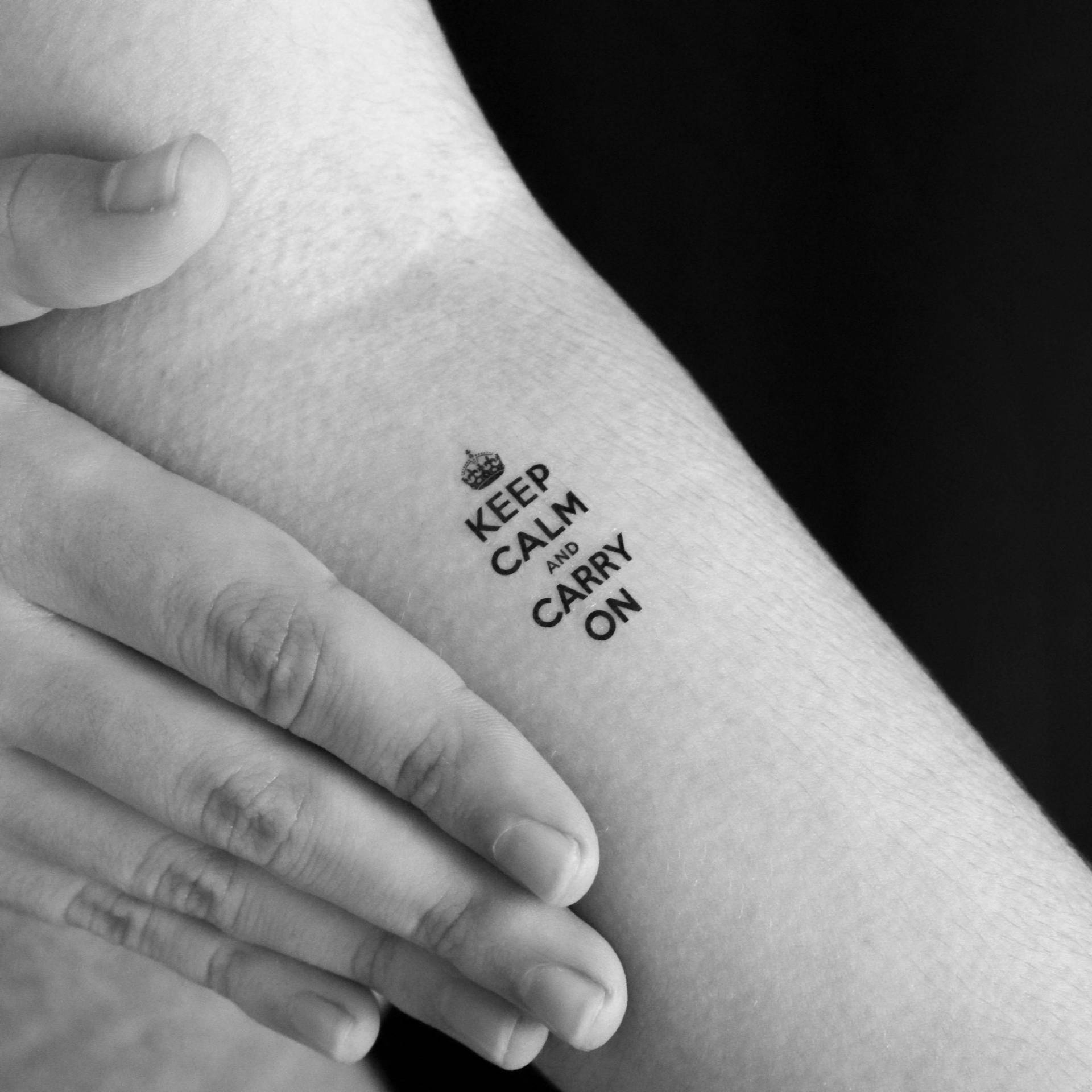Temporäres Tattoo „Keep Calm & Carry On" - 3Er-Set von Tatteco