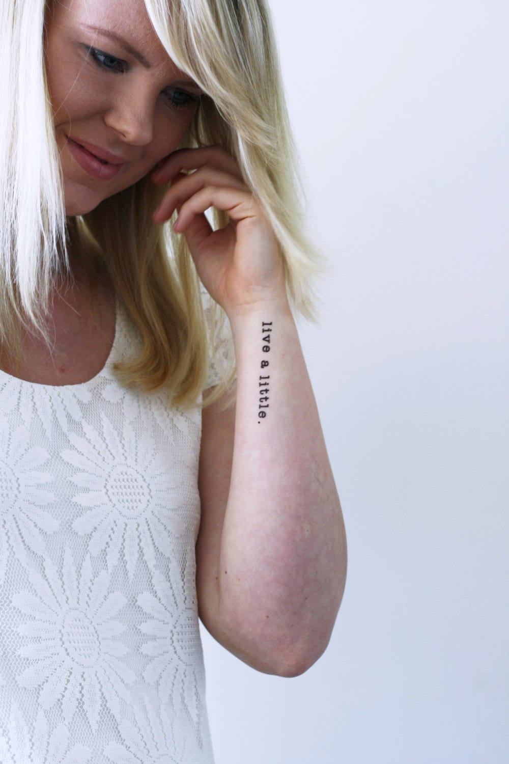 2 Live A Little Temporäre Tattoos | Zitat Temporäres Tattoo Wort Fake Typografie Schreibmaschine von Tattoorary