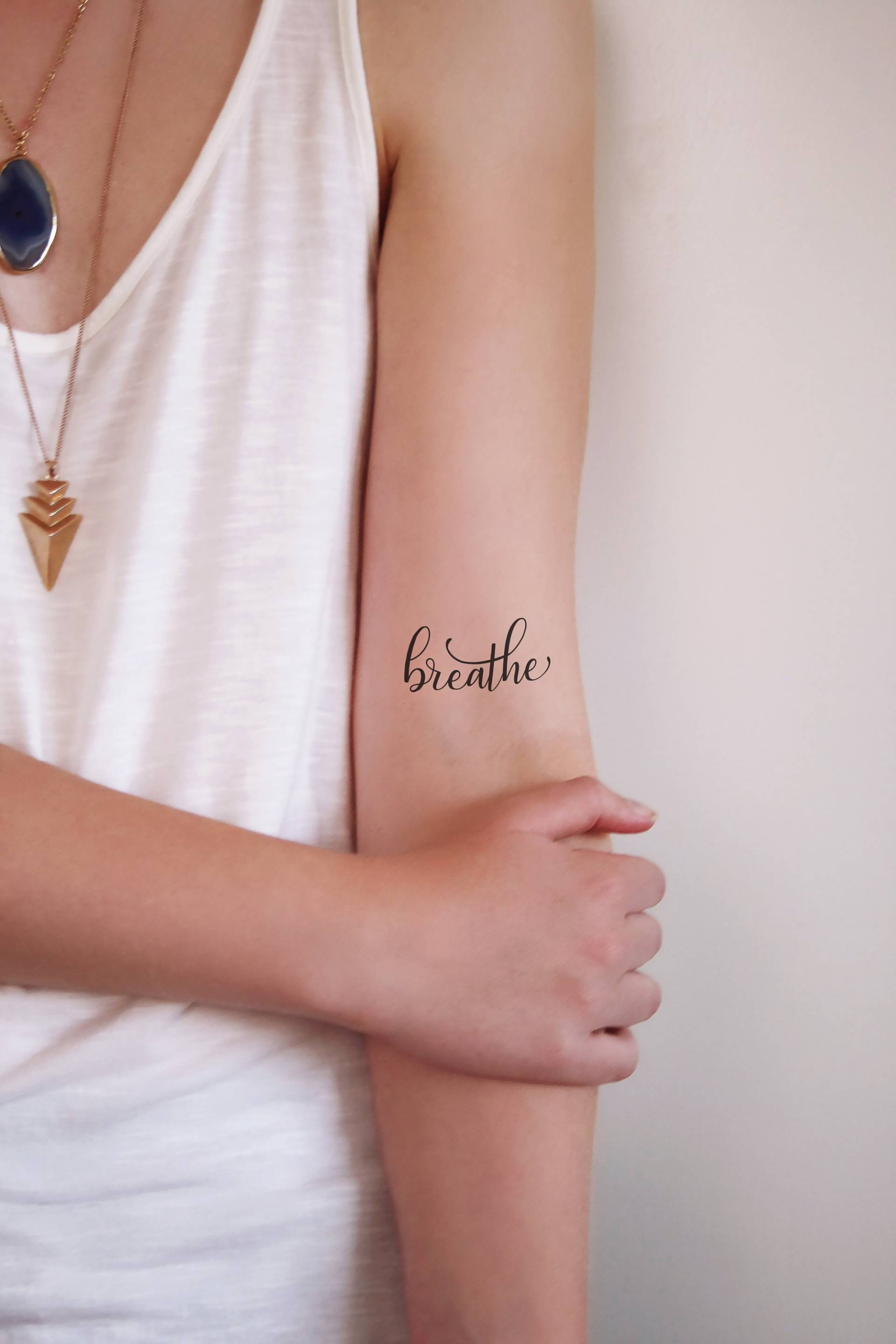 Atmen Temporäres Tattoo | Wort Kleines Spruch Atmen Geschenk Atmen Temporäres Tattoo | Wort Kleines Spruch Atmen Geschenk von Tattoorary