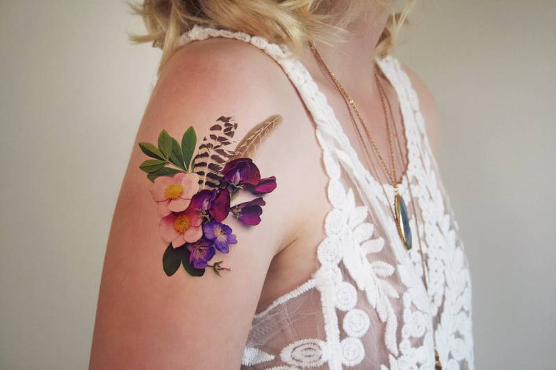 Florales Temporäres Tattoo | Blumentattoo Boho-Schmuck Federtattoo Blumengeschenk Temporäres Mit Blumenfedern von Tattoorary