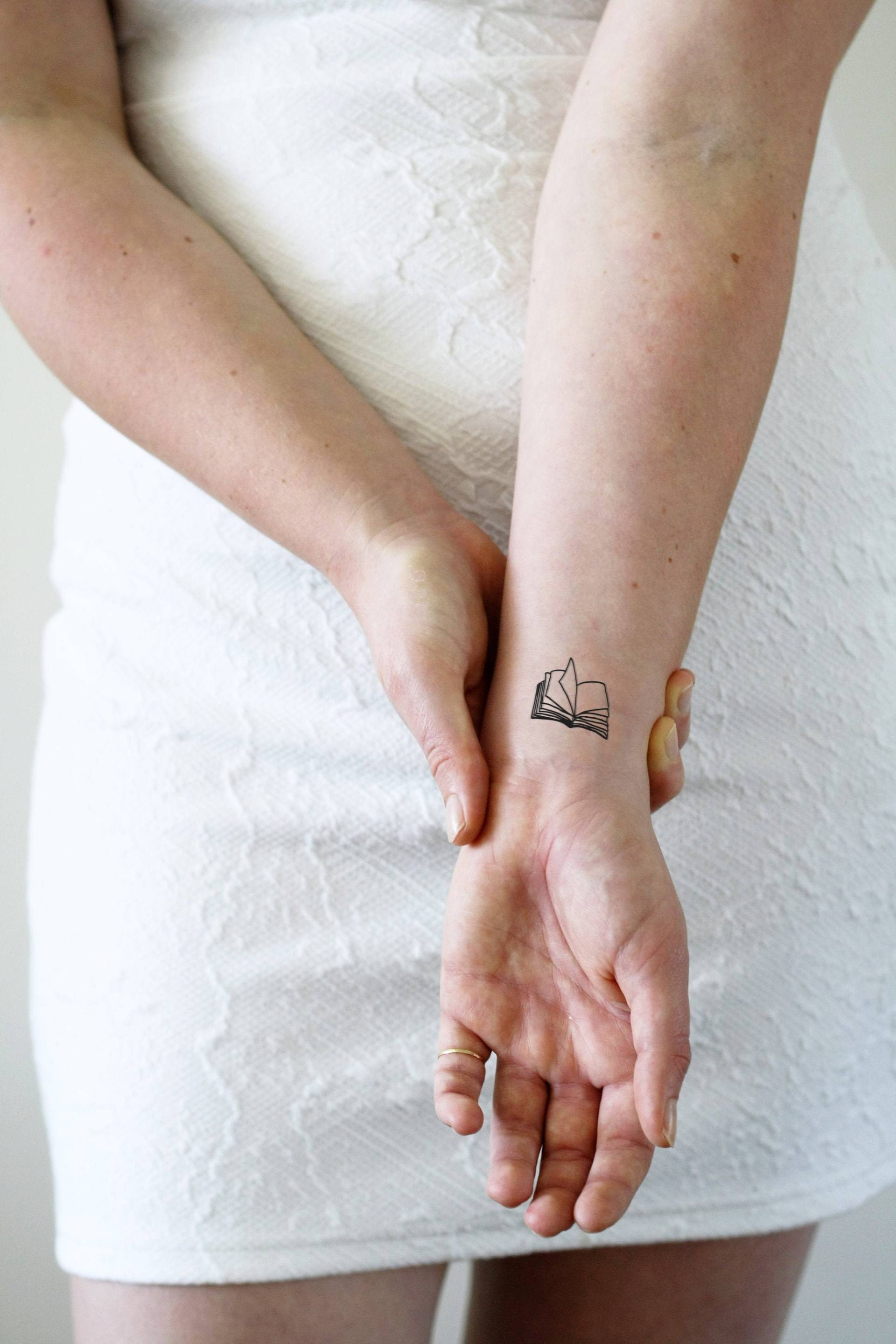Buchen Sie Temporäres Tattoo | Bücherwurm Buchliebhaber Leser Leseratte Geschenkidee Buchen Sie Temporäres Tattoo | Bücherwurm Buchliebhaber Leser Leseratte Geschenkidee von Tattoorary