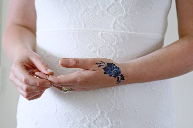 Delfter Blaue Blume Temporäres Tattoo | Blau Etwas Blaues Hochzeit Florales Festival-Accessoire von Tattoorary