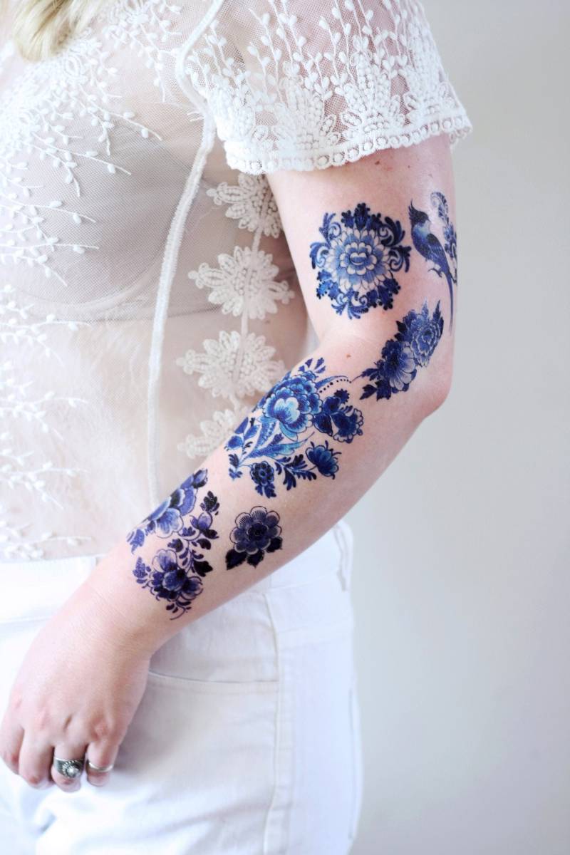 Delfter Blau Temporäres Tattoo-Set | Blaue Florale Temporäre Tattoos Blumen Blaues Tattoo Blumen-Tattoo-Set Geschenkset Blau von Tattoorary
