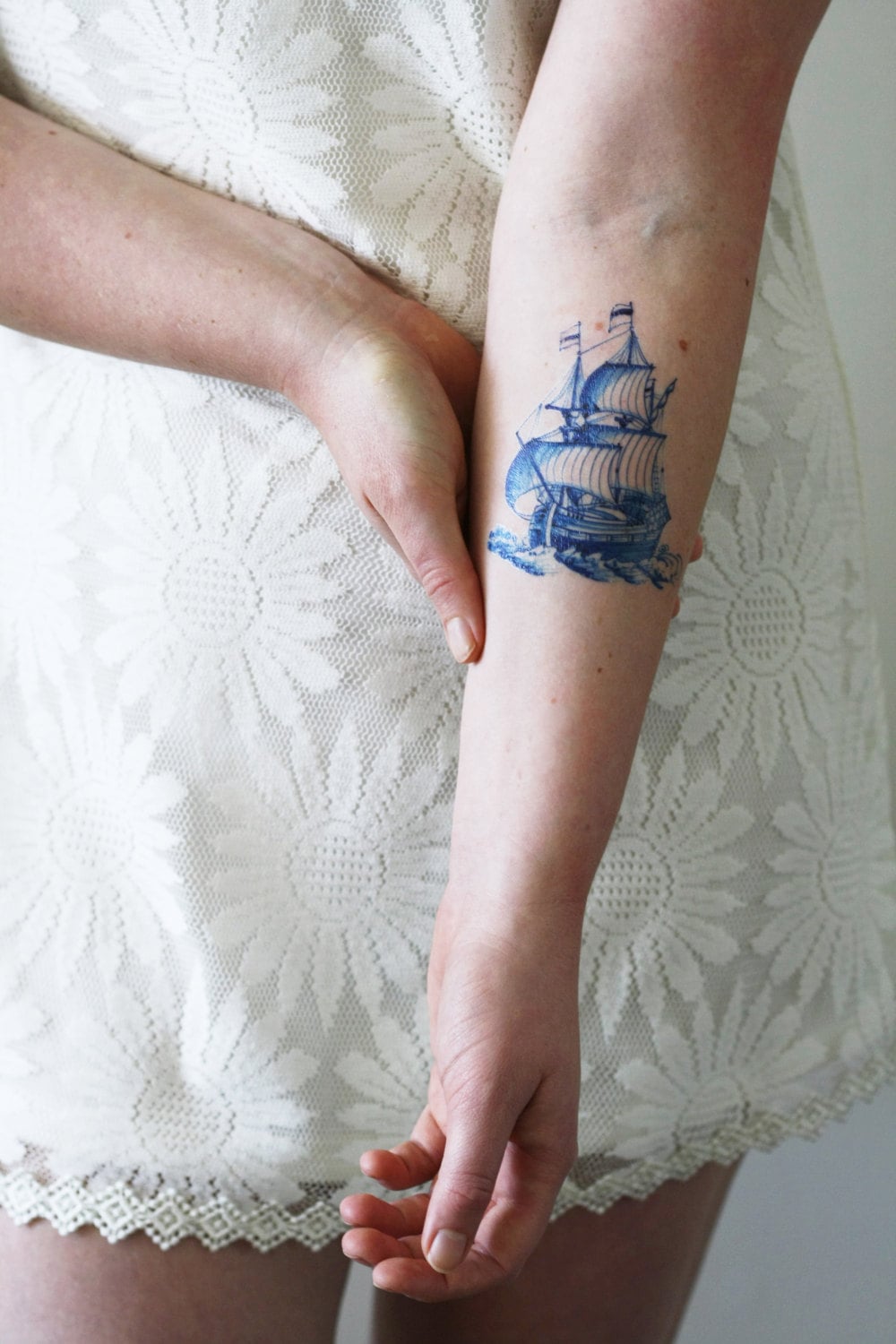 Delfter Blau Schiff Temporäres Tattoo | Delft Boot Matrose Etwas Blaue Hochzeit Delfter Blau Schiff Temporäres Tattoo | Delft Boot Matrose Etwas Blaue Hochzeit von Tattoorary