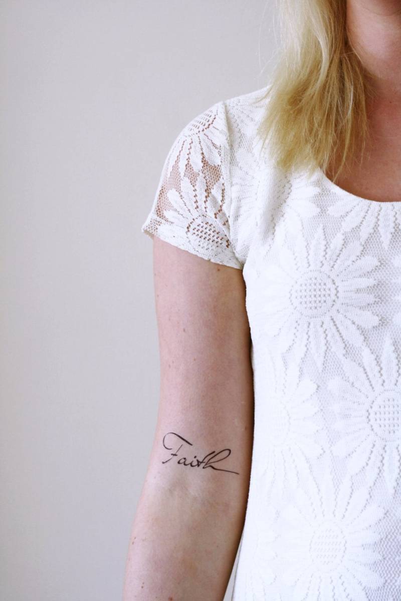 Glaube Temporäres Tattoo | Typografie Geschenkidee Kleines Handgelenktattoo Wort Mädchen Geschenk von Tattoorary
