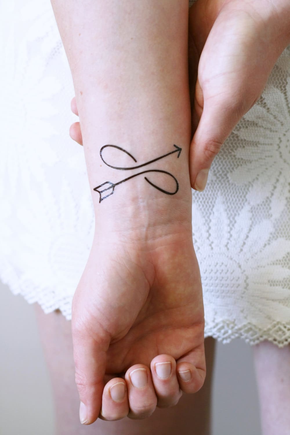 Infinity Pfeil Temporäres Tattoo | Unendlichkeit Geschenkidee Unendlichkeitssymbol Geschenk Infinity Pfeil Temporäres Tattoo | Unendlichkeit Geschenkidee Unendlichkeitssymbol Geschenk von Tattoorary