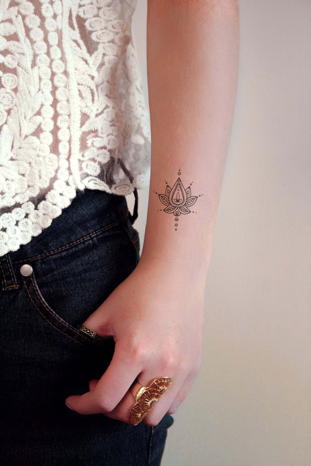Lotus Temporäres Tattoo | Boho-Tattoo Boho-Schmuck Henna-Tattoo Im Henna-stil Boho-Geschenk Festival-Tattoo von Tattoorary