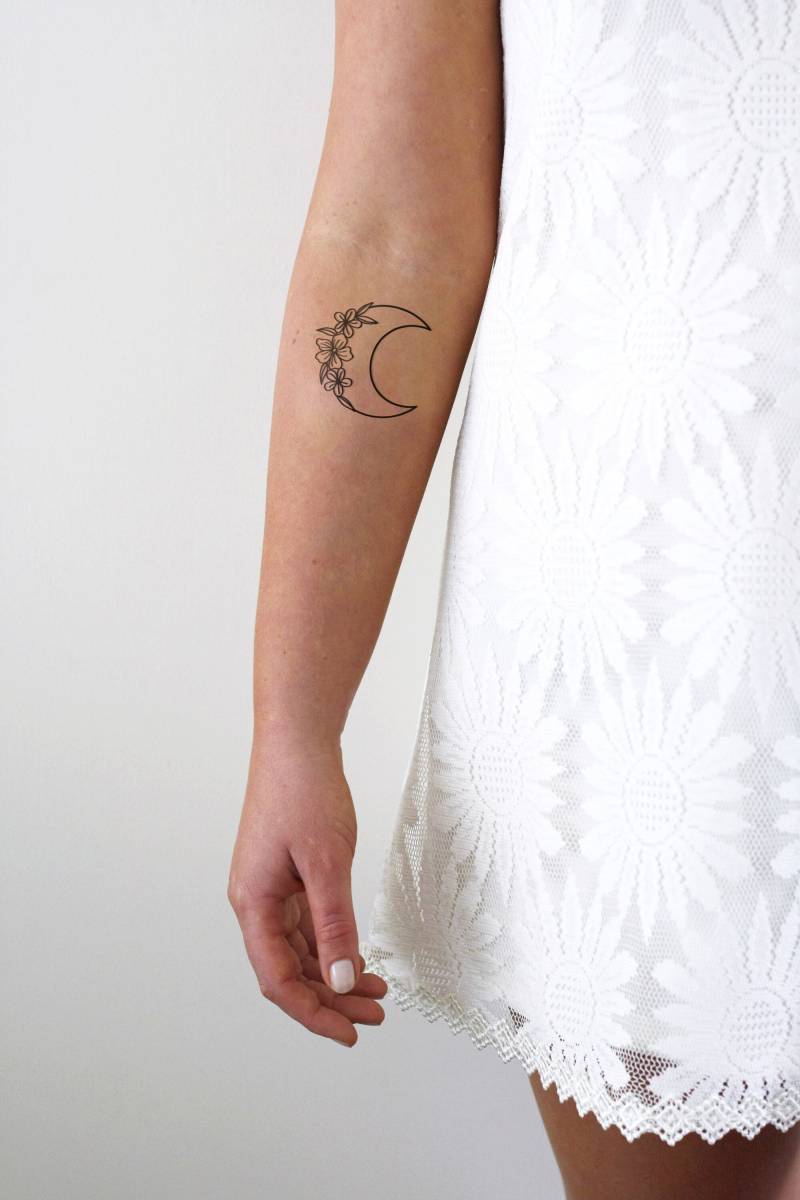 Mond Und Blumen Temporäres Tattoo | Wachsender Mondtattoo Mondschmuck Boho-Tattoo Boho Blumentattoo von Tattoorary