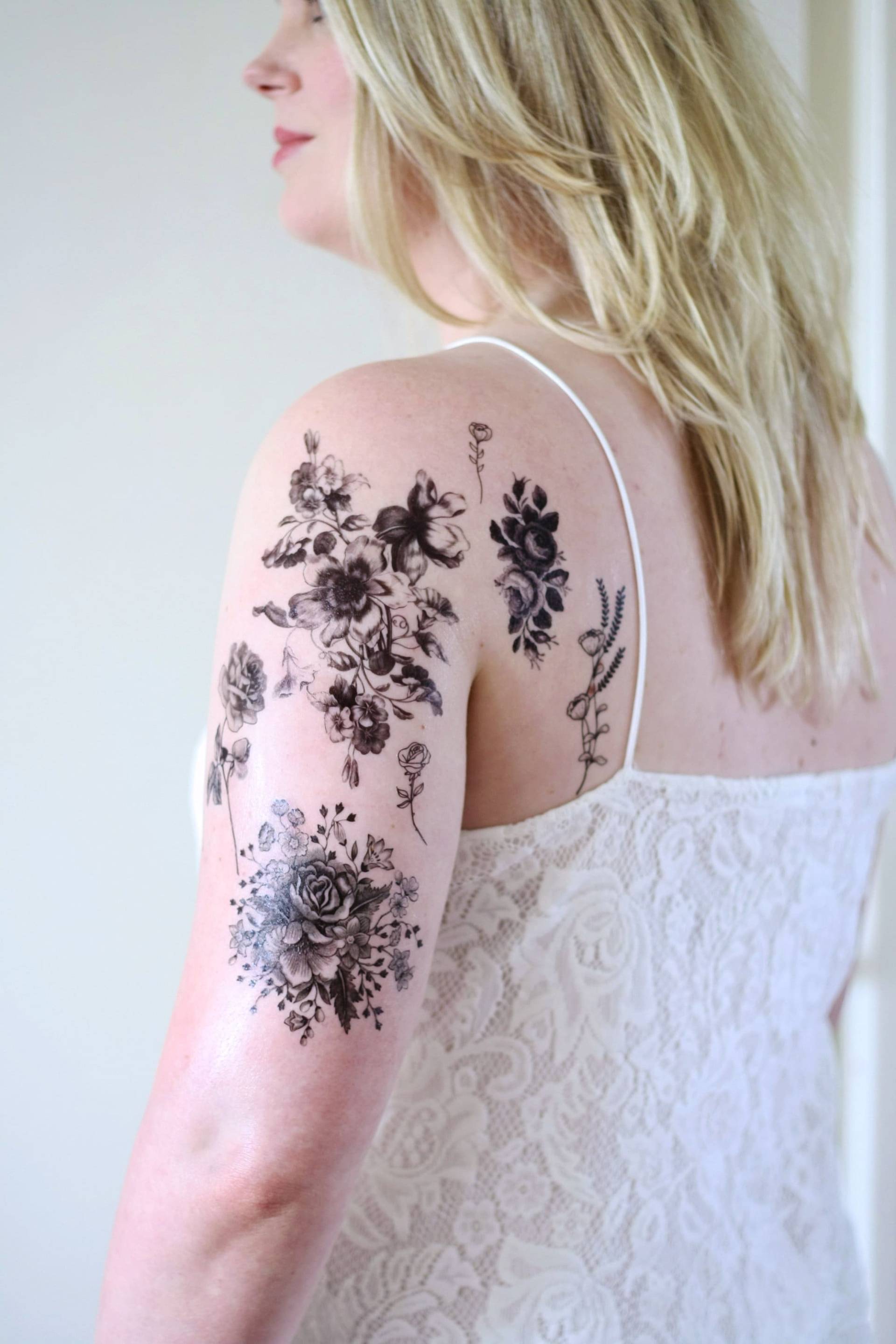 Schwarz-Weiß Florales Temporäres Tattoo-Set | Vintage Florale Temporäre Tattoos Schwarze Und Weiße Blumen Rose Blumen-Tattoo-Set von Tattoorary