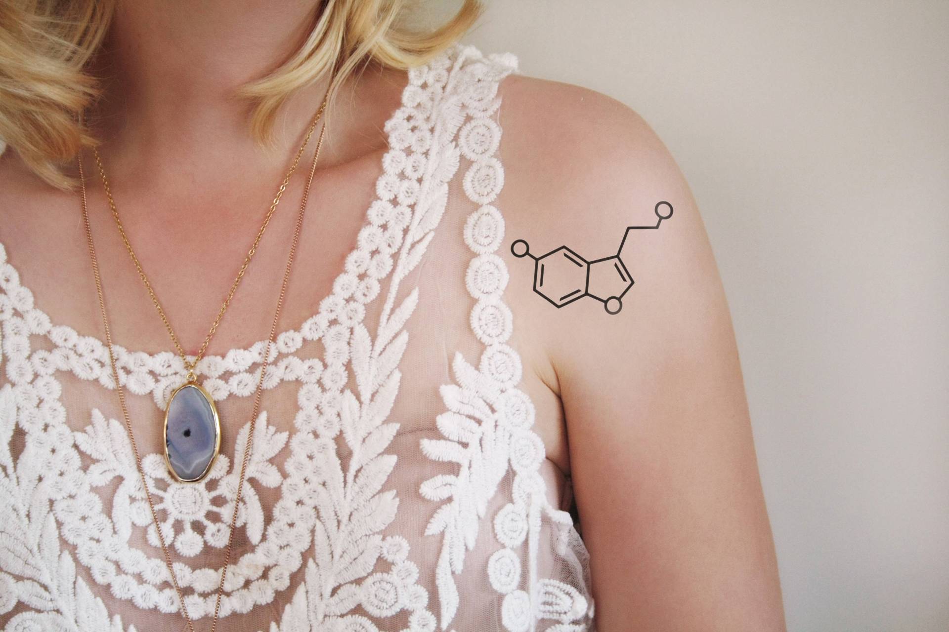 Serotonin Temporäres Tattoo | Glück Geschenkidee Schmuck Symbol Geschenk Serotonin Temporäres Tattoo | Glück Geschenkidee Schmuck Symbol Geschenk von Tattoorary