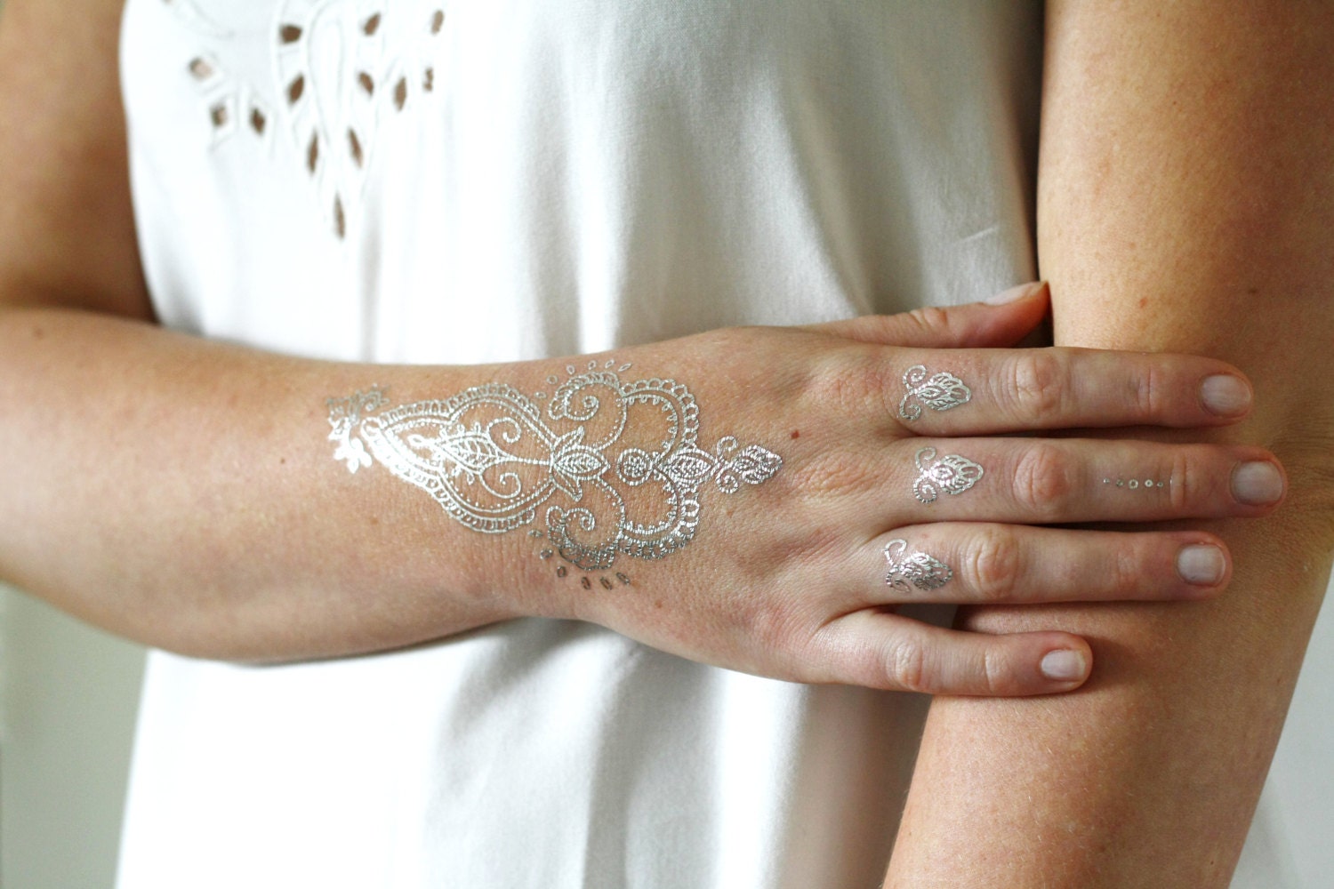 Silber Henna Temporäres Tattoo | Boho Henna-stil Geschenk Silber Handgemaltes Silber Henna Temporäres Tattoo | Boho Henna-stil Geschenk Silber Handgemaltes von Tattoorary