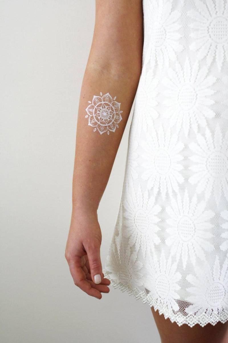 Weißes Henna-Mandala Temporäres Tattoo | Boho Henna-stil Geschenk Mandala Festival Accessoire von Tattoorary
