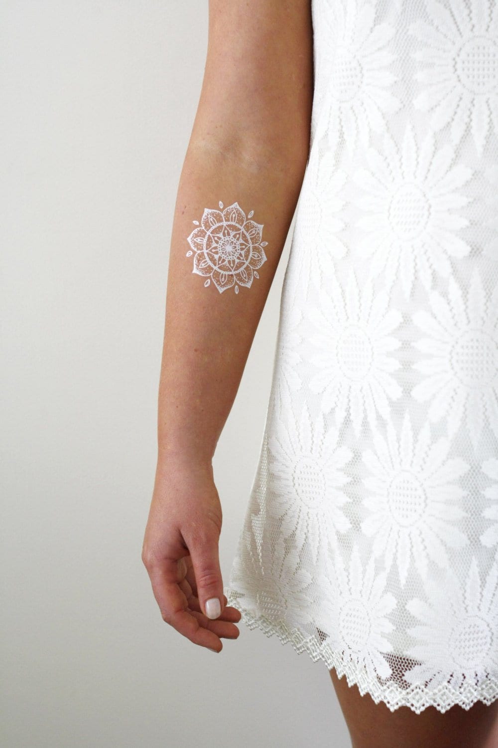 Weißes Henna-Mandala Temporäres Tattoo | Boho Henna-stil Geschenk Mandala Festival Accessoire Weißes Henna-Mandala Temporäres Tattoo | Boho Henna-stil Geschenk Mandala Festival Accessoire von Tattoorary