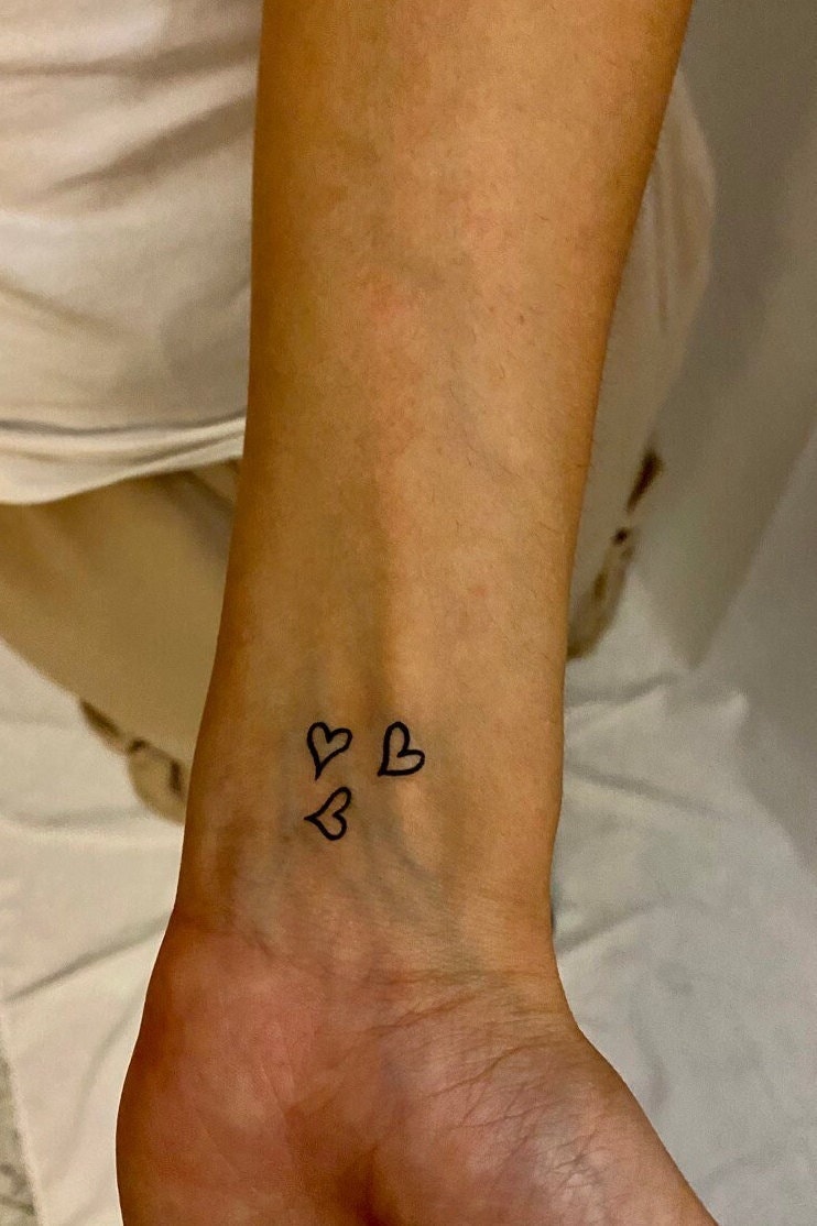 Drei Kleine Herzen Temporäres Tattoo | 3Er Set/Kleines Herz Fake Outline Drei Kleine Herzen Temporäres Tattoo | 3Er Set/Kleines Herz Fake Outline von TemporaryTattooInc