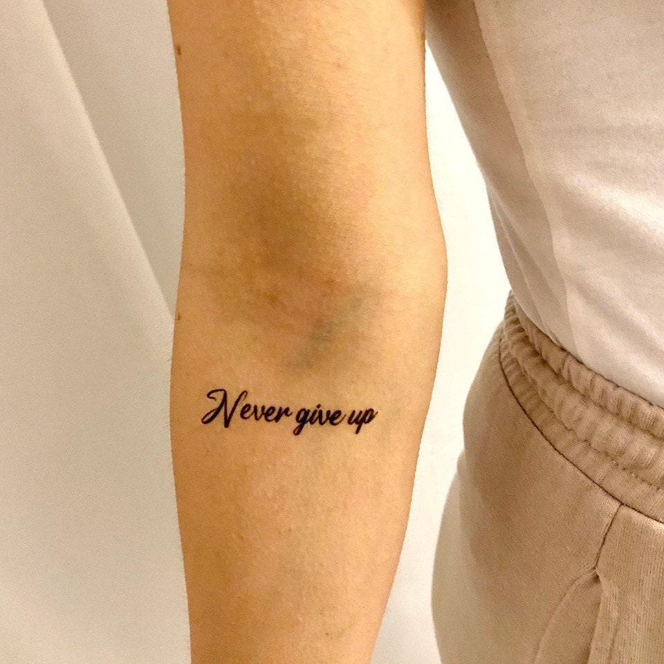 Never Give Up Temporäres Tattoo | 2Er Set/Zitat Schriftzug Fake Never Give Up Temporäres Tattoo | 2Er Set/Zitat Schriftzug Fake von TemporaryTattooInc