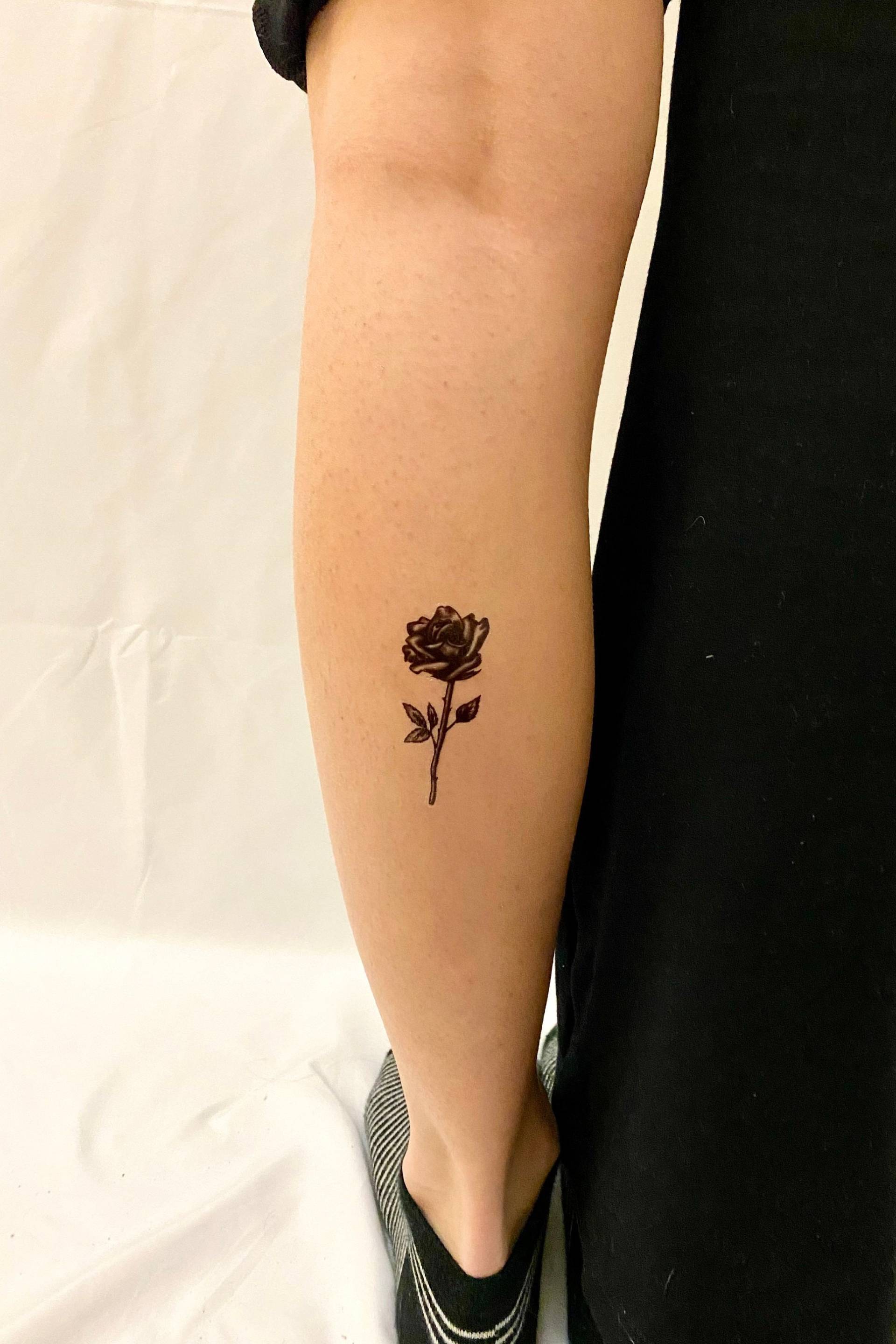 Schwarze Rose Temporäres Tattoo/Vintage Fake Blumen Schwarze Rose Temporäres Tattoo/Vintage Fake Blumen von TemporaryTattooInc