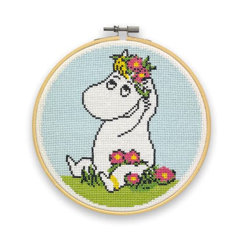 The Crafty Kit Company Moomin Kreuzstich-Bastelset – Snorkmaiden Blumenarrangement-Bastelset für Anfänger mit Nadeln, Faden, Stoff und Anfängerleitfaden von The Crafty Kit