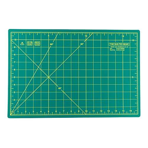 Der gesteppte Bär 12" x 18" (A3) Schneidematte - Grüne Bastelmatte, selbstheilende, doppelseitige Schneidematte mit Gitterlinien, 45° & 60° Winkel, für Rollschneider & Bastelmesser, Nähzubehör. von The Quilted Bear