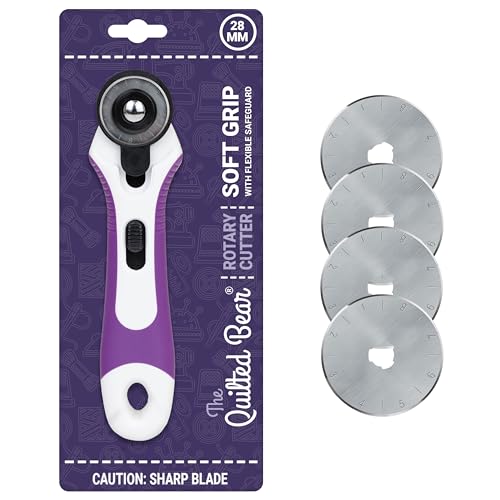 The Quilted Bear 28 mm Rollschneider und Klingen – ergonomischer weicher Griff Rollschneider für Stoff mit 4 scharfen Schneidklingen und einfachem Klingenwechselsystem (28 mm) von The Quilted Bear