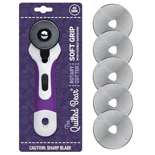The Quilted Bear 45 mm Rollschneider und Klingen – ergonomischer weicher Griff Rollschneider für Stoff mit 5 scharfen Schneidklingen und einfachem Klingenwechselsystem (45 mm) von The Quilted Bear