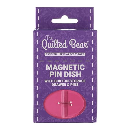 The Quilted Bear Magnetische Nadelschale - Magnetisches Nadelkissen mit 25 Perlenkopf-Nähnadeln und praktischer Kunststoff-Nadelschublade für Nähnadeln und Nähzubehör (Rosa) von The Quilted Bear