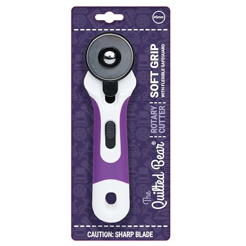 The Quilted Bear Rollschneider – Ergonomischer Rollschneider mit weichem Griff für Stoff mit scharfer Schneidklinge und einfachem Klingenwechselsystem (45 mm) von The Quilted Bear