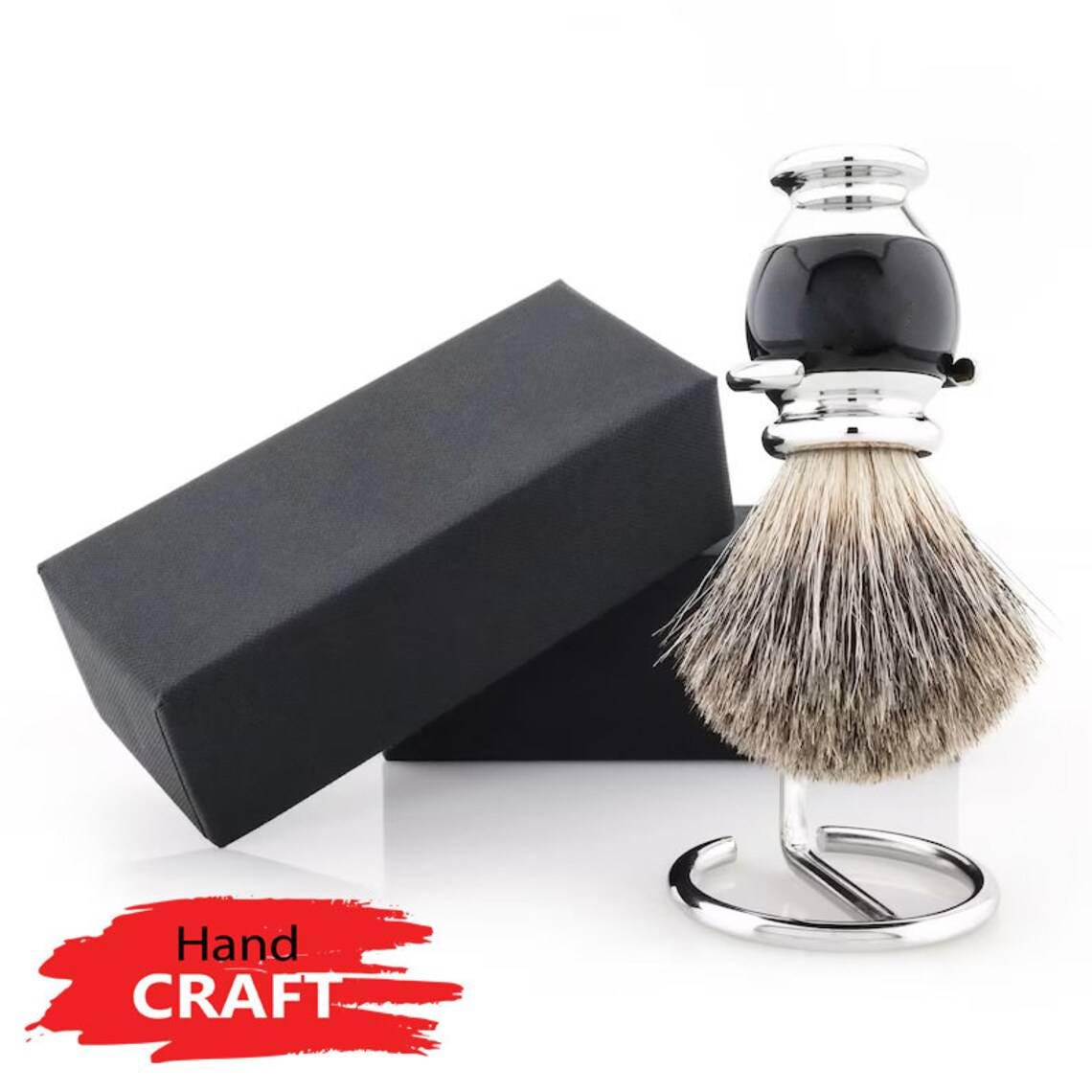 Handgemachter Super Grade Dachs Rasierpinsel Mit Edelstahl Rasierpinselständer Für Männer Handgemachtes Geschenk-Set Schwarz Handgemachter Super Grade Dachs Rasierpinsel Mit Edelstahl Rasierpinselständer Für Männer Handgemachtes Geschenk-Set Schwarz von TheBodyTools