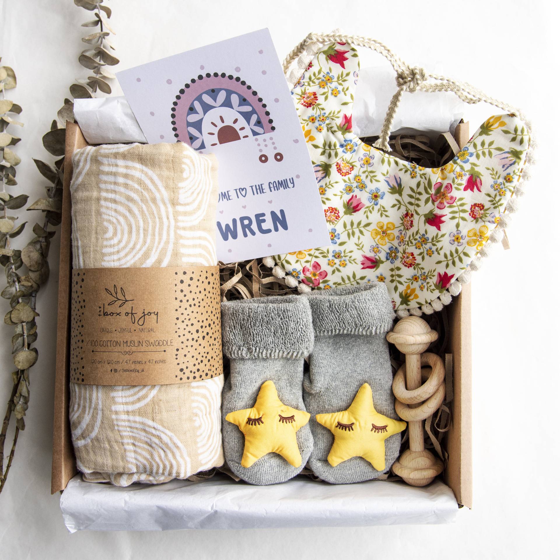 Kleiner Stern Unisex Geschenkbox, Wendbares Lätzchen & Socken Set, Holzrassel Und Personalisierte Karte, Bio-Baby-Geschenk, Baby-Dusche-Geschenk von TheBoxOfJoy