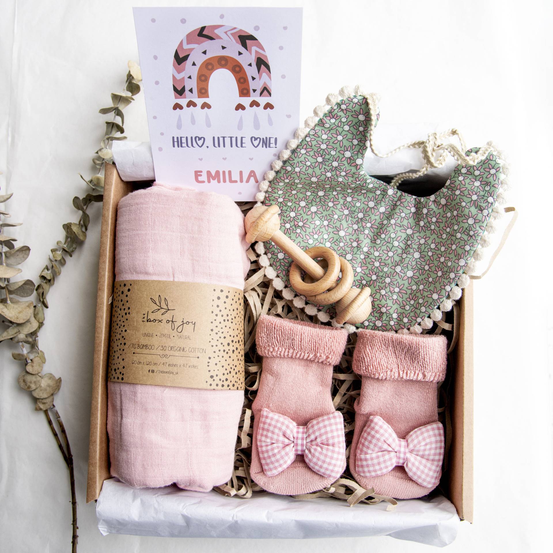Rosa Baby-Geschenkbox, Wende-Lätzchen & Socken-Set, Holzrassel Und Personalisierte Karte, Bio-Baby-Geschenk, Babypartygeschenk von TheBoxOfJoy