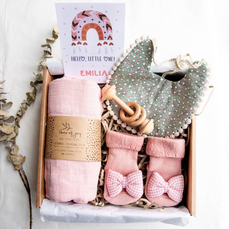 Rosa Baby-Geschenkbox, Wende-Lätzchen & Socken-Set, Holzrassel Und Personalisierte Karte, Bio-Baby-Geschenk, Babypartygeschenk von TheBoxOfJoy