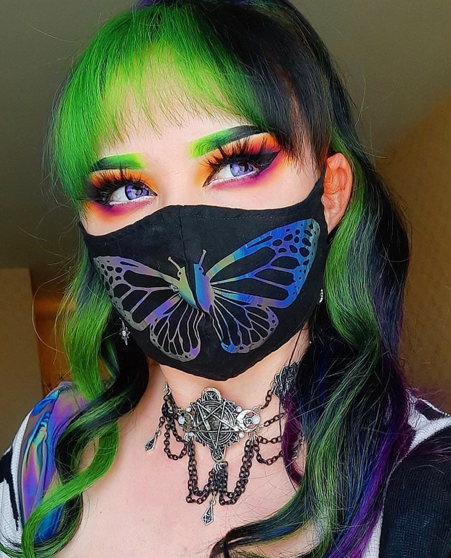 Rainbow Reflektierender Monarch Schmetterling Auf Schwarzer Baumwolle Waschbare Maske von TheJesslabelle