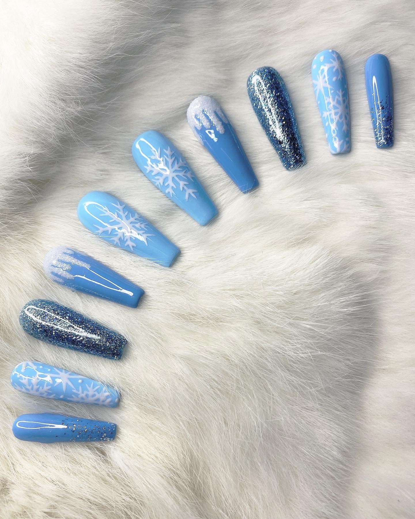 Nagel-Set, Gellack, Winter, Hellblaue Farbe, Glitzerakzente, Schneeflocke Detailierung, Glänzend Nagel-Set, Gellack, Winter, Hellblaue Farbe, Glitzerakzente, Schneeflocke Detailierung, Glänzend von TheNailArtStudio