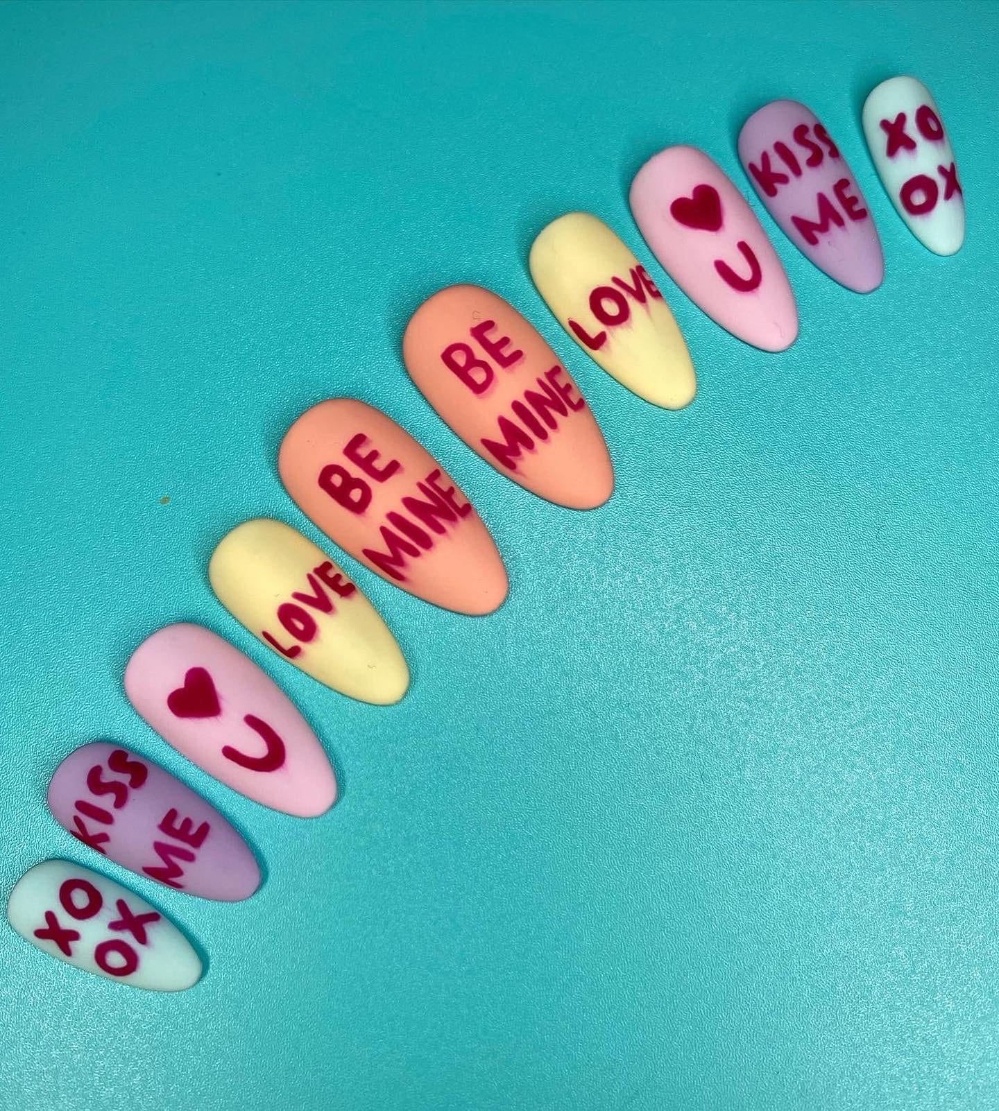 Press-On Nail Set, Gelpolitur, Mehr-Pastellfarben, Wortdetails, Matt Press-On Nail Set, Gelpolitur, Mehr-Pastellfarben, Wortdetails, Matt von TheNailArtStudio