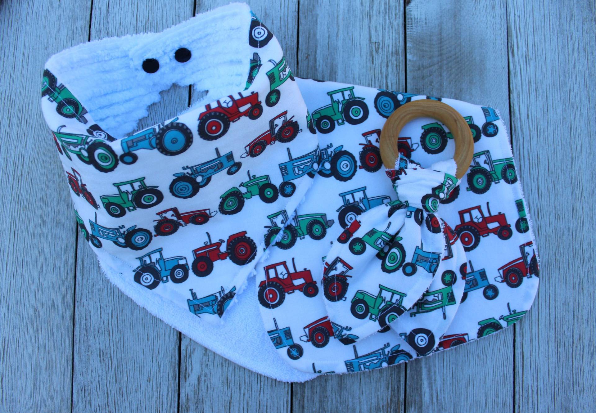 Baby Junge Traktor Shower Geschenk | Neugeborenen Bib Burp Tuch von TheRedFoxFinds