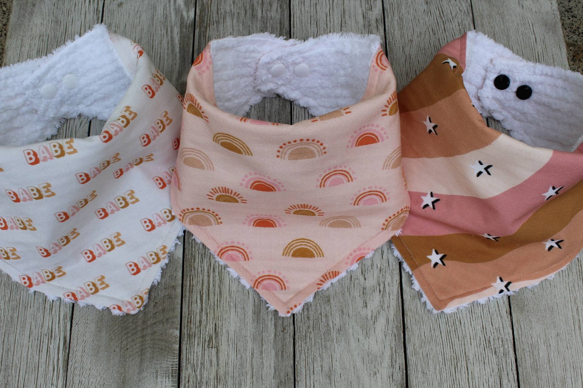 Baby Mädchen Lätzchen | Girl Dusche Baby-Dusche-Geschenk Neue Mama Geschenk Neugeborenes Regenbogen-Baby-| Regenbogen-Baby-Geschenk Babe Bib Baby Mädchen Lätzchen | Girl Dusche Baby-Dusche-Geschenk Neue Mama Geschenk Neugeborenes Regenbogen-Baby-| Regenbogen-Baby-Geschenk Babe Bib von TheRedFoxFinds