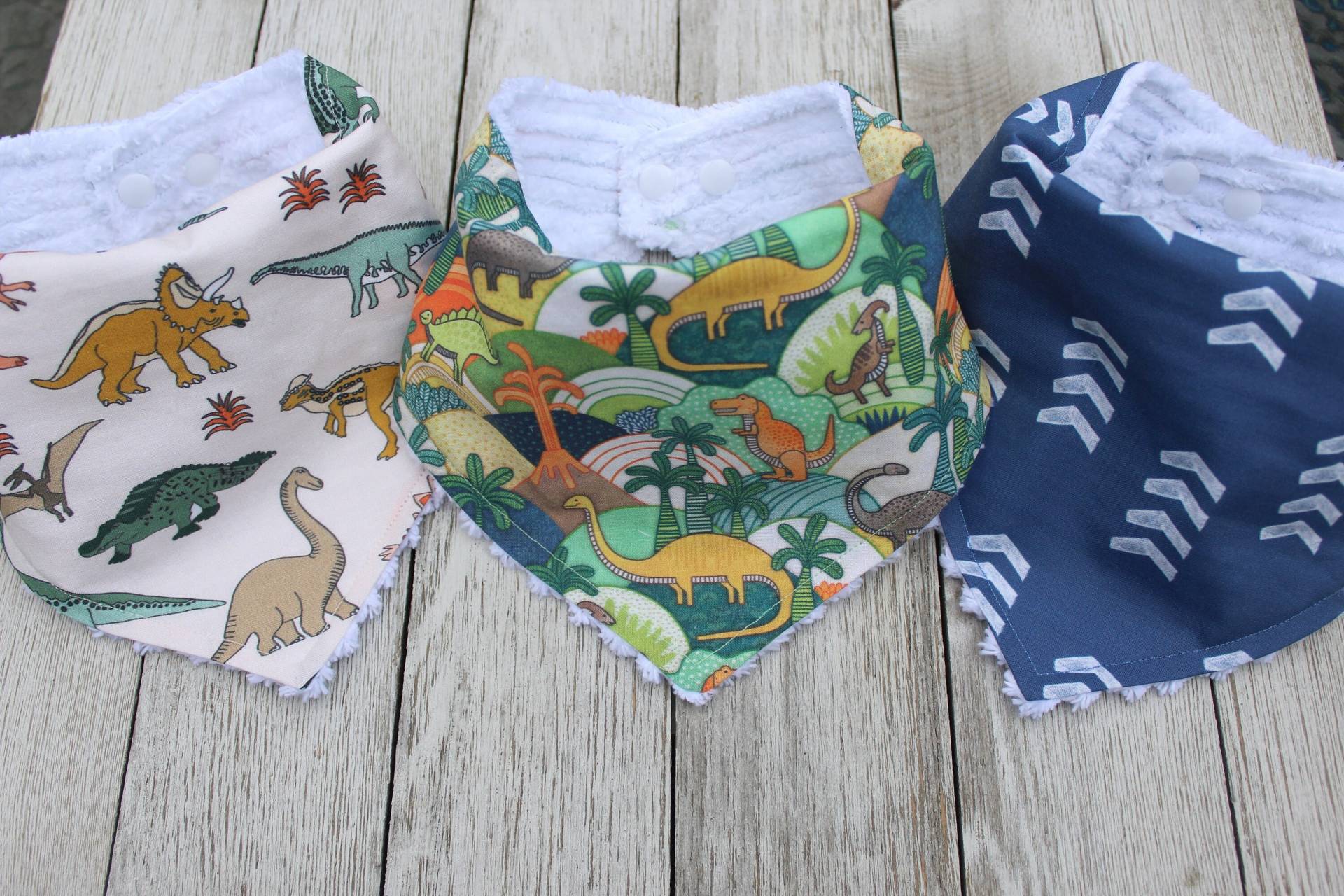 Dino Baby Lätzchen | Dinosaurier Bibs Shower Geschenk Junge Bib Neugeborenen Neue Mama Kleiner Dino Baby Lätzchen | Dinosaurier Bibs Shower Geschenk Junge Bib Neugeborenen Neue Mama Kleiner von TheRedFoxFinds