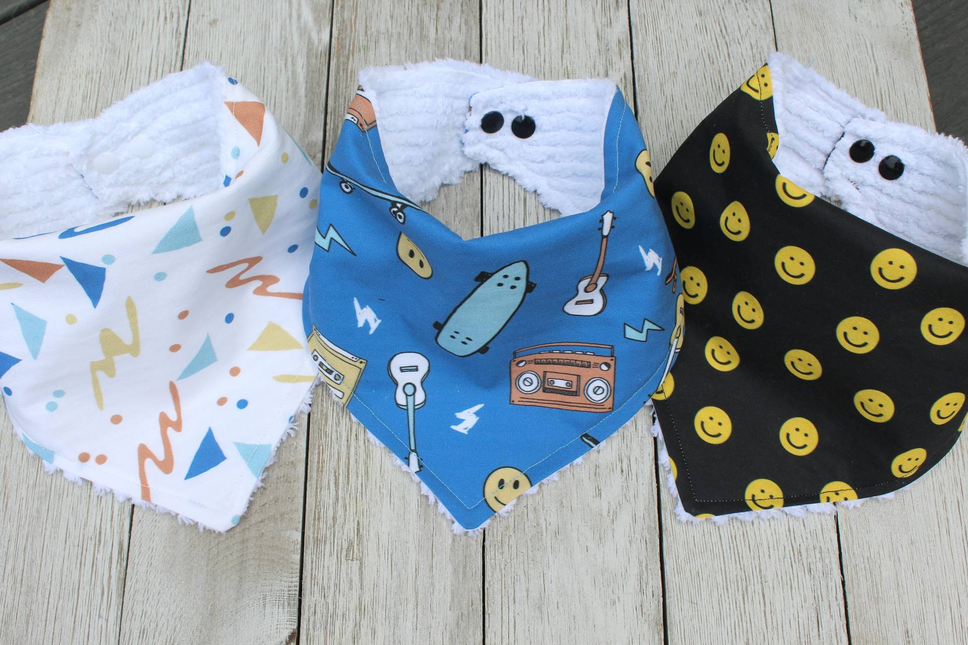 Skater Boy Bandana Bib | Smiley Lätzchen Baby Geschenk Dusche Drool von TheRedFoxFinds