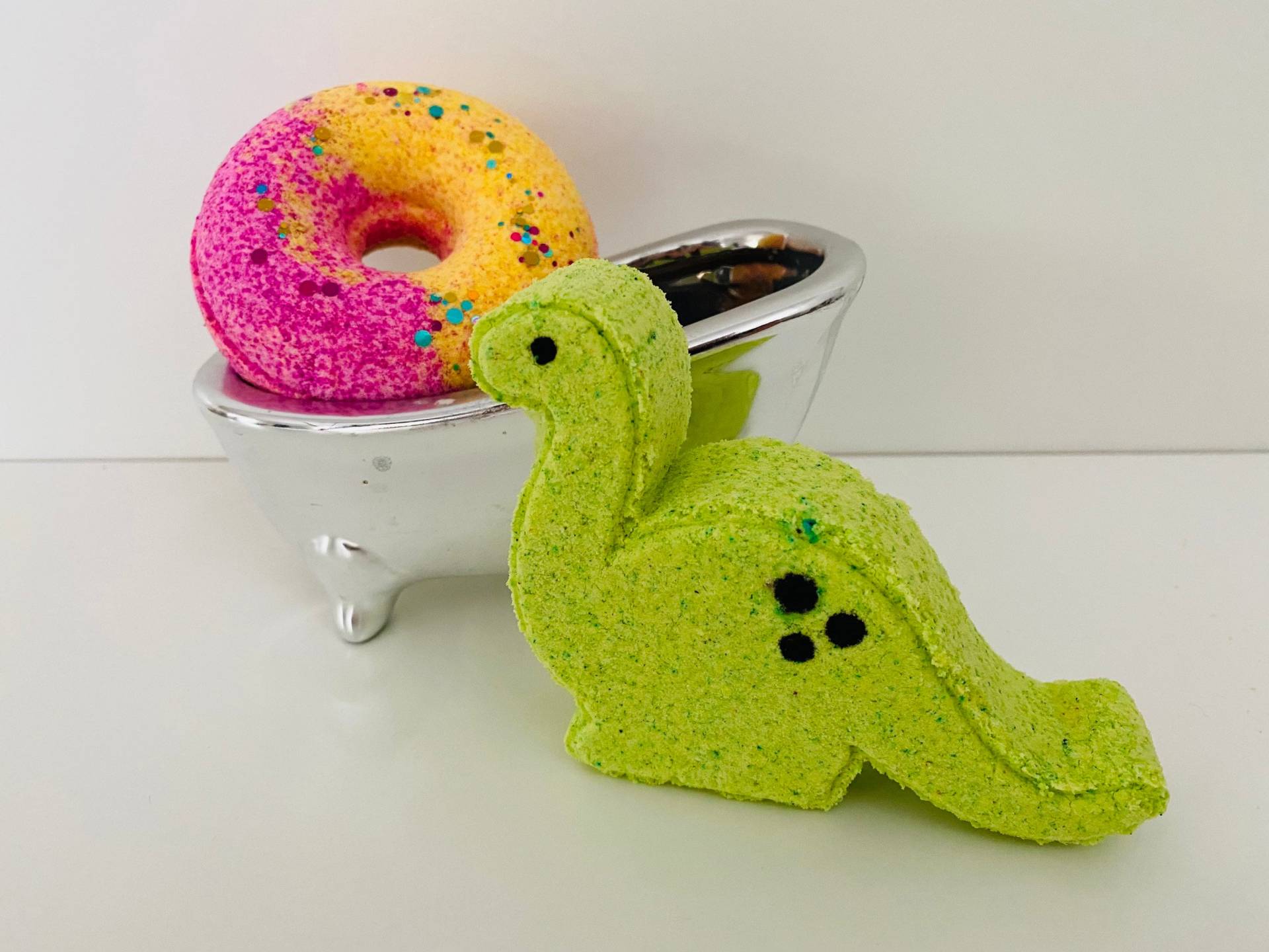 Badekugeln Kind, 2Er Set, Badekugel Kindergeschenk, Dinosaurier, Donut, Geschenk Junge, Mädchen von TheSpaFeeling